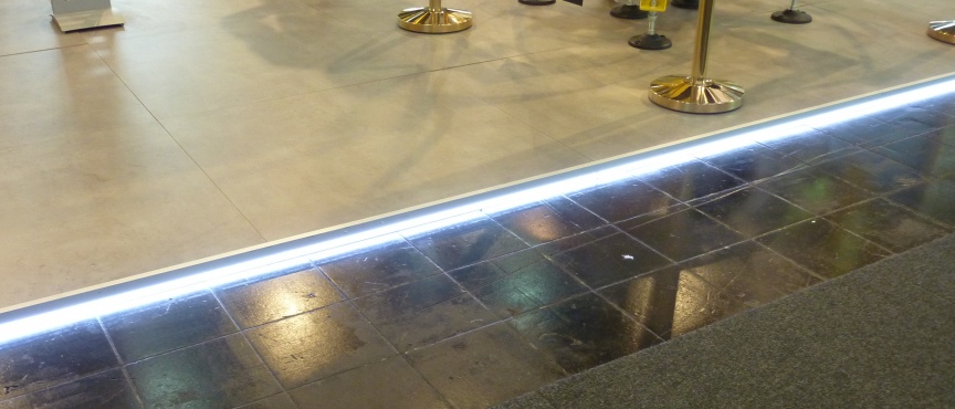 LED verlichting onder verhoogde beursvloer